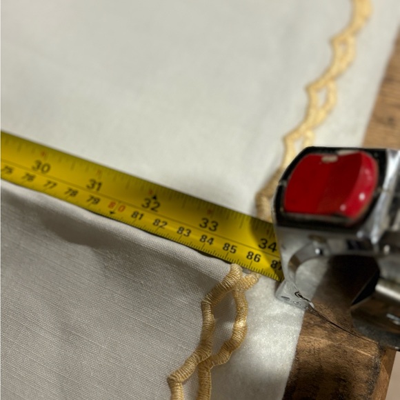 Vintage Linen Napkins and Matching Tablecloth - Picture 7 of 7